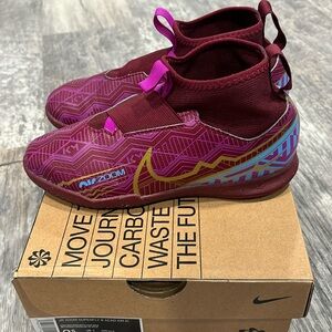 Nike JR Zoom Superfly 9 Acad KM IC, indoor/court soccer shoes. Size 2.5Y.